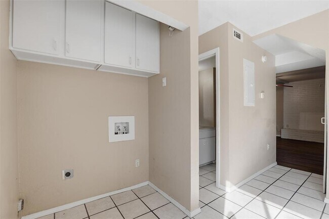 Building Photo - 1628 Claudia Dr