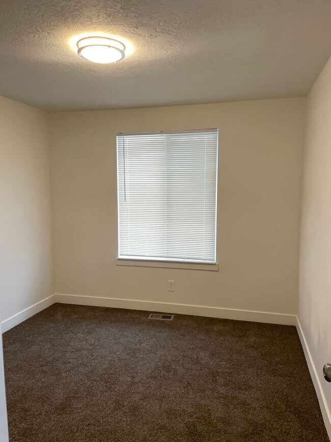 Building Photo - 3 bedroom, 1 bath unit. Newly Remodeled.