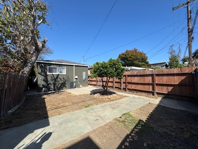 Building Photo - Charming 2bd 1ba