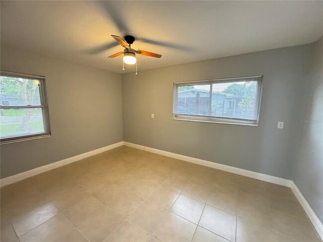 Building Photo - 427 Country Club Dr