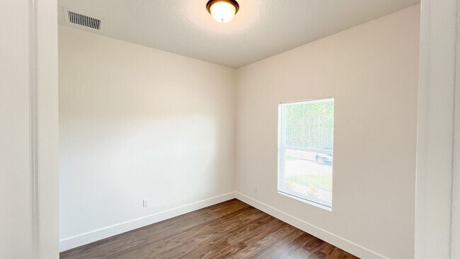 Building Photo - AVAILABLE NOW! 4 BD/2BA Home in Beautiful Palm Bay!! Wonderful home ready for move-in.