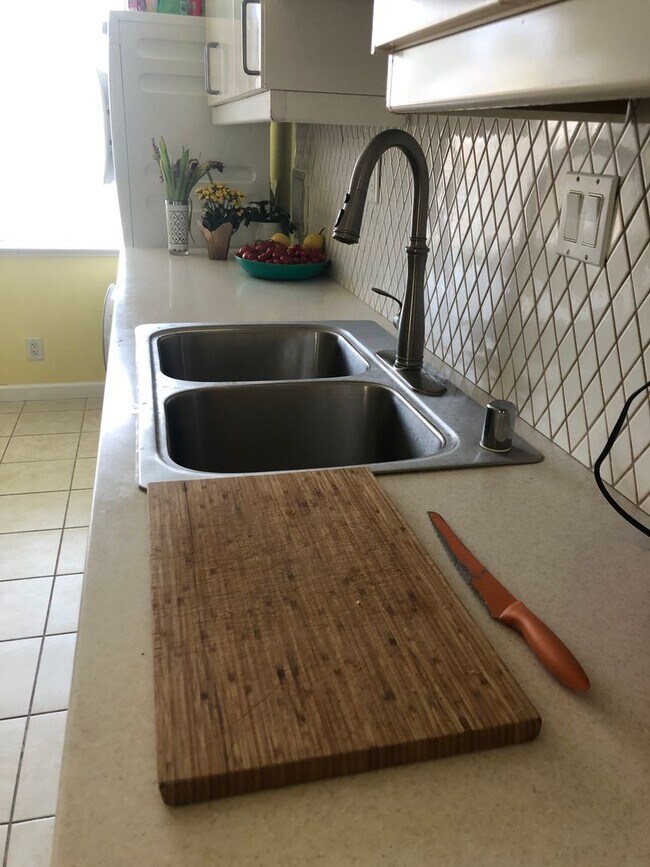 Building Photo - 3 Bed/ 2 Bathroom Town House in Santa Cruz