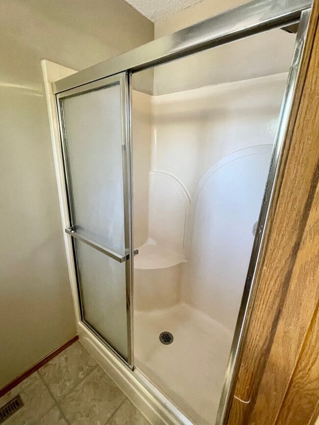 Building Photo - Beautiful 2 story, 5 bedroom, 3 bath home available NOW!