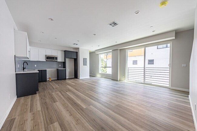 Building Photo - Designer-inspired, tri-level townhome offe...
