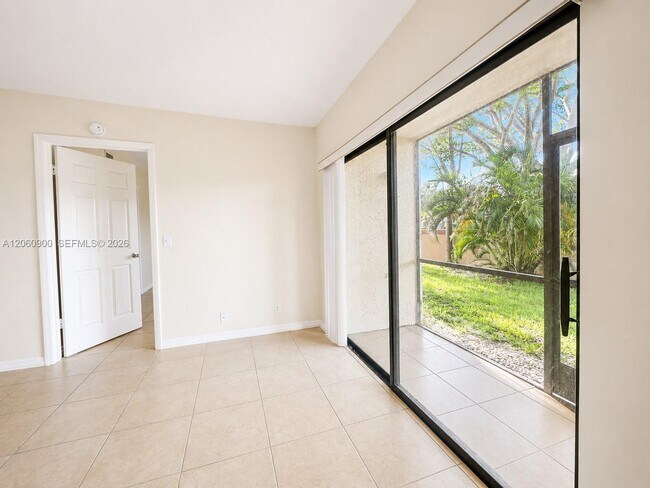 Building Photo - 6585 Somerset Dr