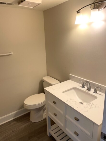 Building Photo - 206 Rock Knoll Dr