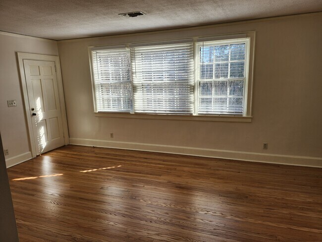 Building Photo - 1032 Felder Ave