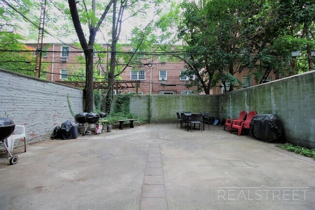 Building Photo - Great Deal on a Updated 1 BR in Cobble Hil...