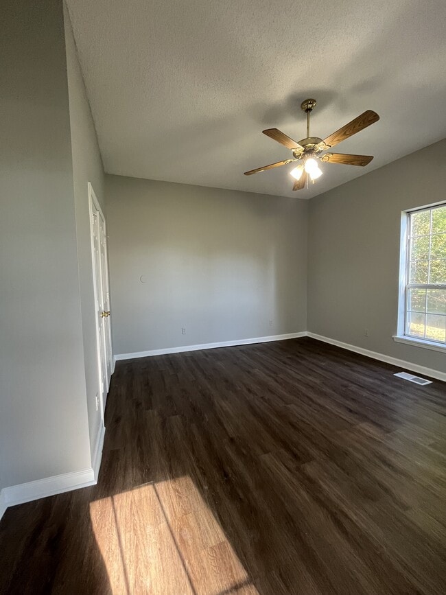 Building Photo - 106 Tuxedo Dr