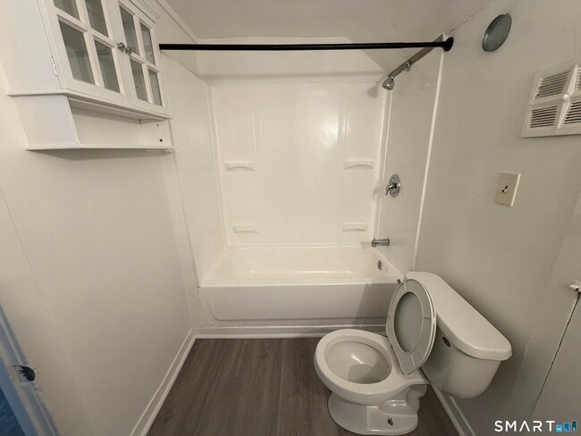 Building Photo - 571 Baldwin St