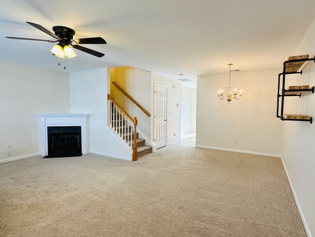 Building Photo - Three Bedroom Townhome Close to Everything