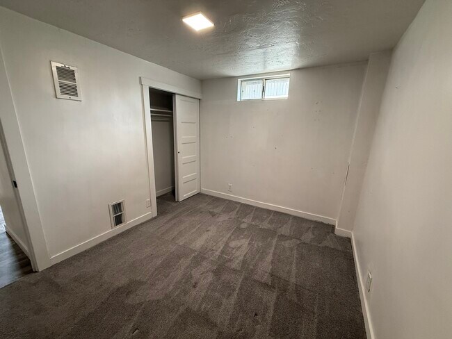 Building Photo - 909 Crandall Ave S