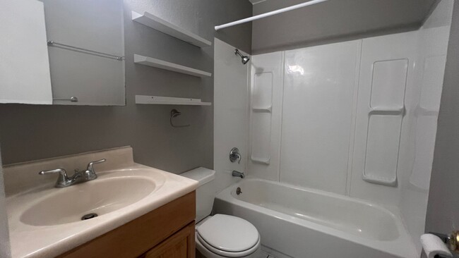 Building Photo - 3 Bed 1.5 Bath Townhome off Carefree and A...