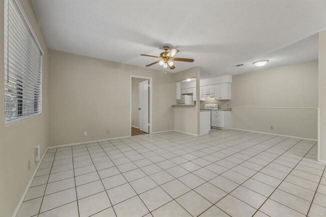 Building Photo - 8904 Pineridge Dr