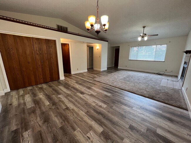 Building Photo - 2 Bed 2 Bath Home