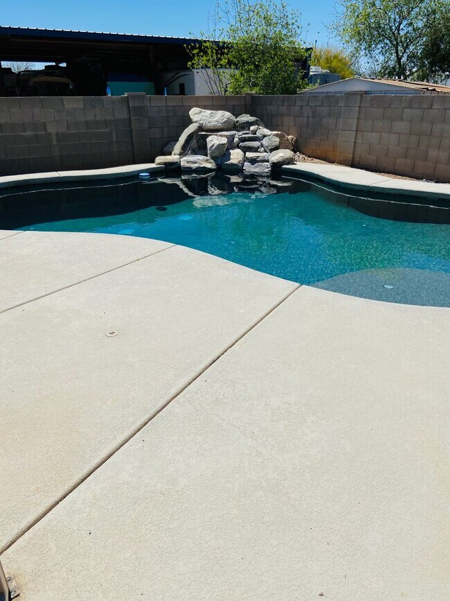 Building Photo - 5 bedroom 3 bath Remolded home Ready to move in!