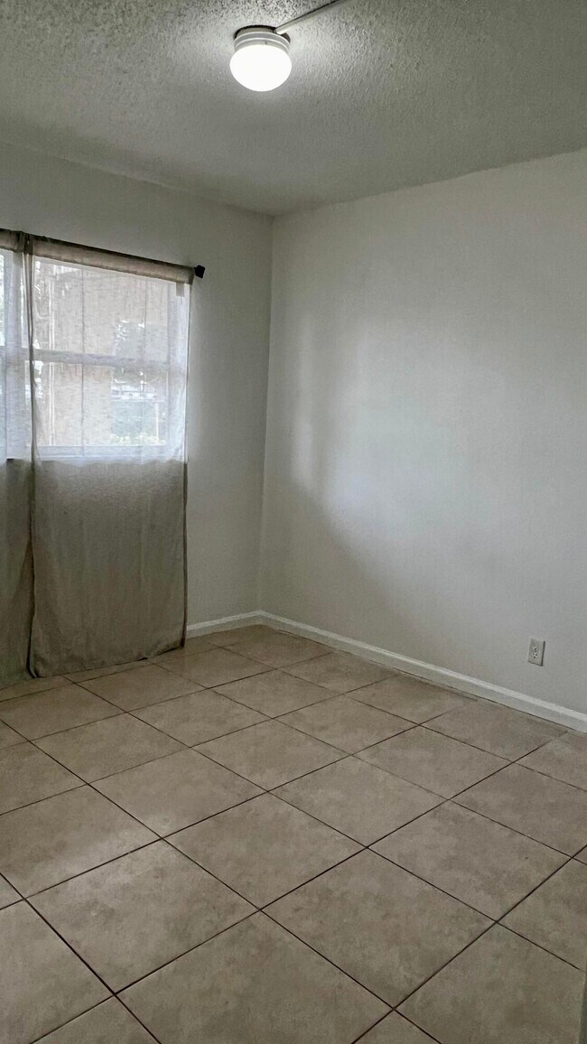 Building Photo - 9851 Sandalfoot Blvd