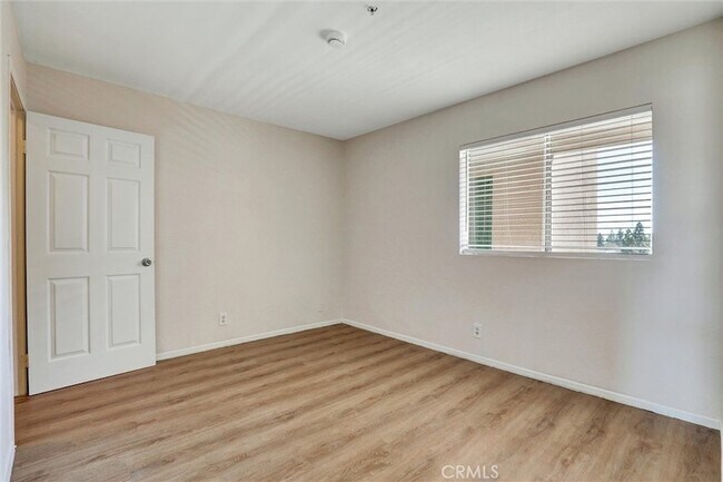 Building Photo - 450 E 4th St