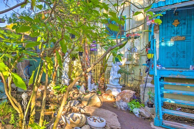 Building Photo - 2434 Cloverfield Blvd