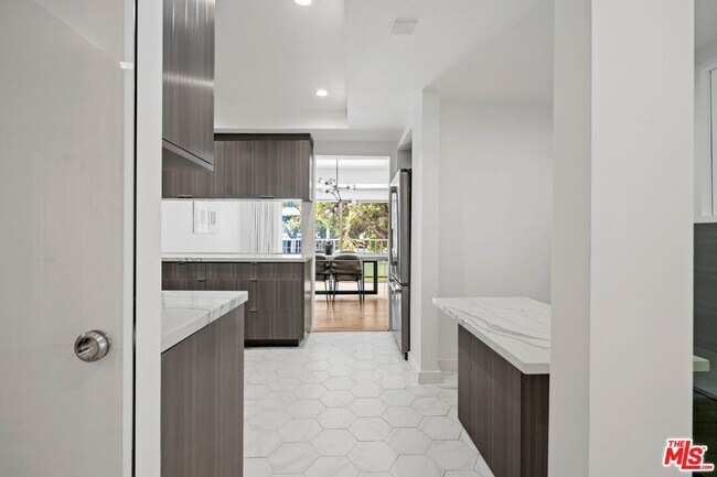 Building Photo - 440 N Oakhurst Dr