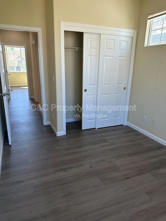 Building Photo - 28 Foxglove Ct