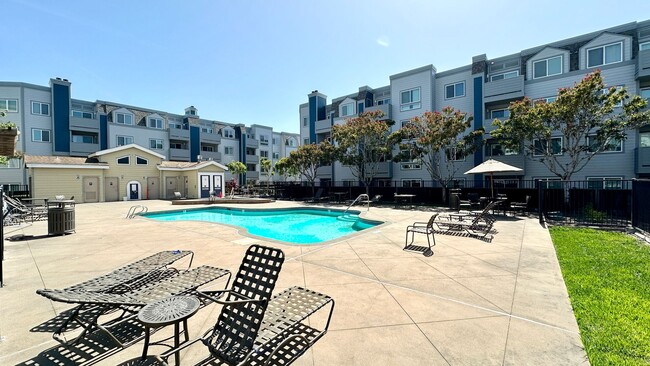 Building Photo - Water Views from this West-Facing Top Floo...