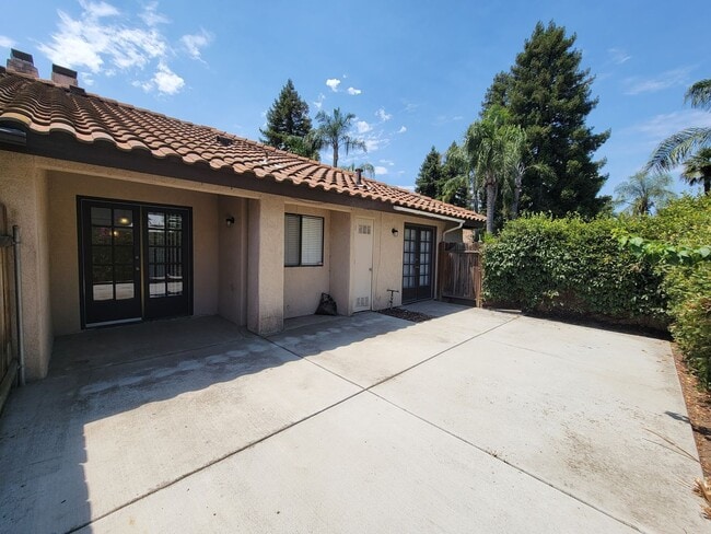 Building Photo - Condo with open floor plan and a two-car g...