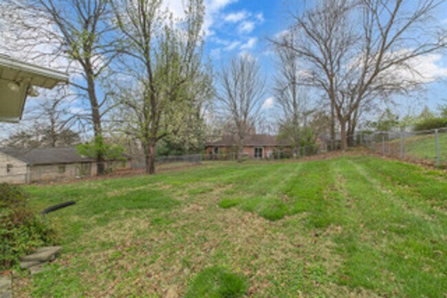 Building Photo - Knoxville 37912 - 3 bedroom 2 bath - call Kathy Leveille 865-556-0370