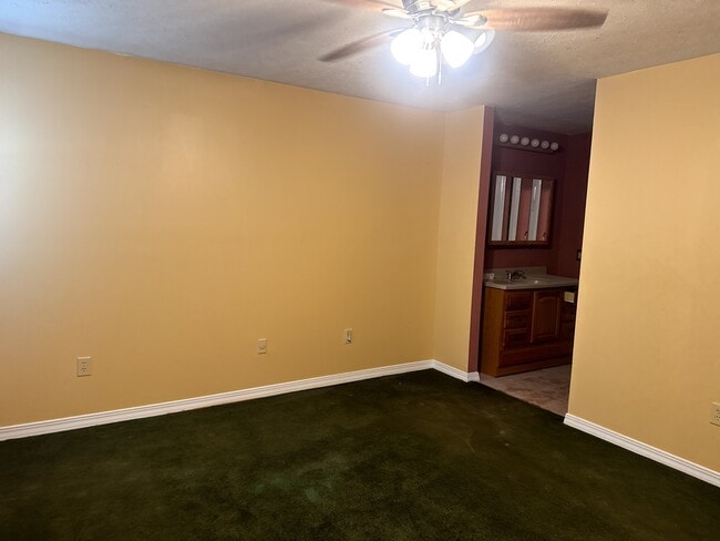 Building Photo - 405 Harvest Dr