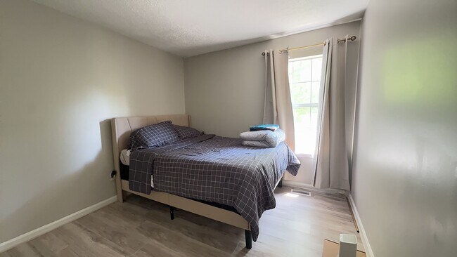 Building Photo - Beautiful 3BR Townhome in Gated Kings Square Community