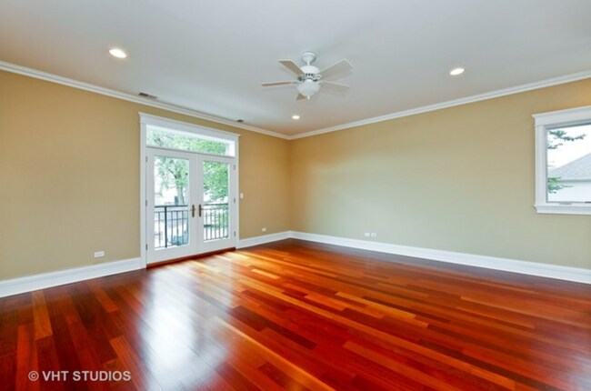Building Photo - 1661 W Wrightwood Ave