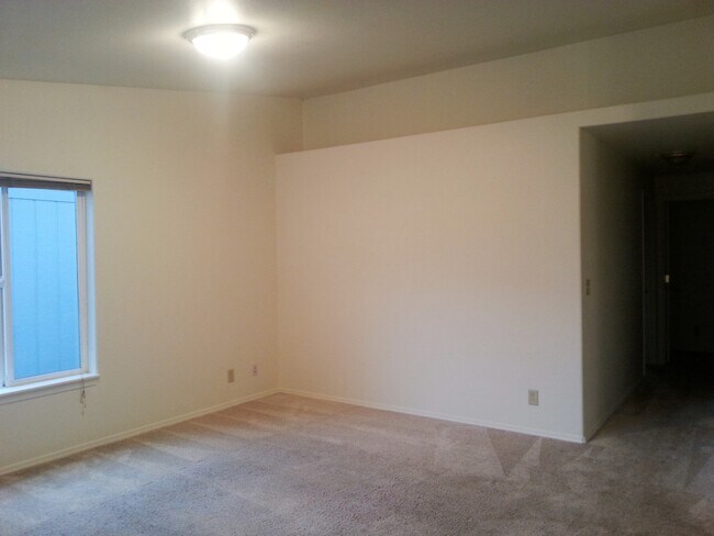 Building Photo - 1352br