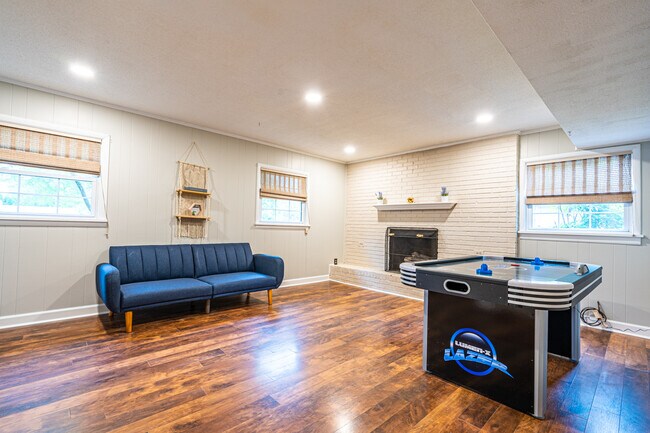 Building Photo - 10215 Melanie Dr SE