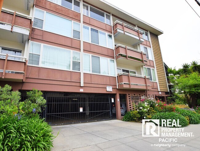 Building Photo - Sunny 2 bedroom in Mark Twain Building