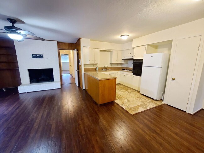 Building Photo - 2 Bed, 2 Bath Duplex near White Rock Lake!