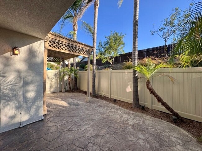 Building Photo - Beautiful and Spacious 3 Bedroom 2.5 Bath ...