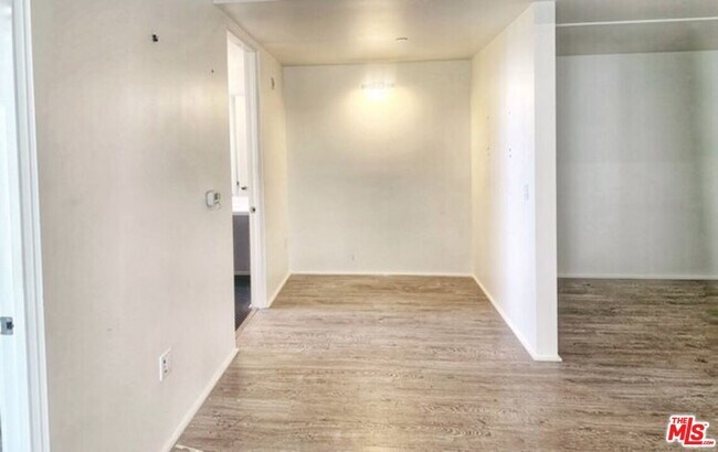 Building Photo - 1038 S Mariposa Ave