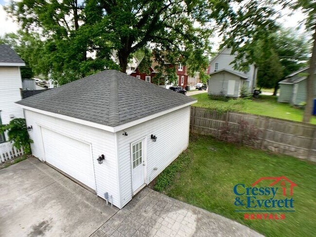 Building Photo - Upstairs 1 Bedroom Close to Downtown