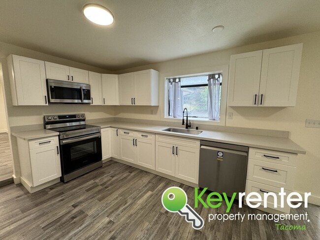 Building Photo - Fully Renovated 4-Bedroom Home with in Lak...