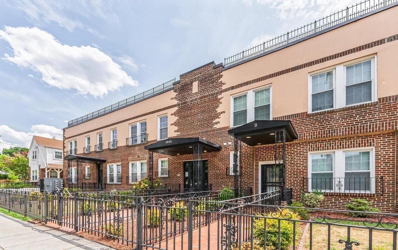 Building Photo - 1801 Otis St NE