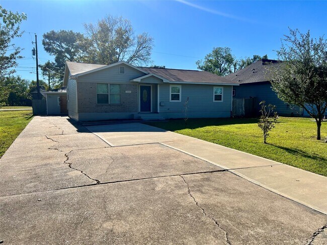 Building Photo - 3311 Crestmeadow Dr