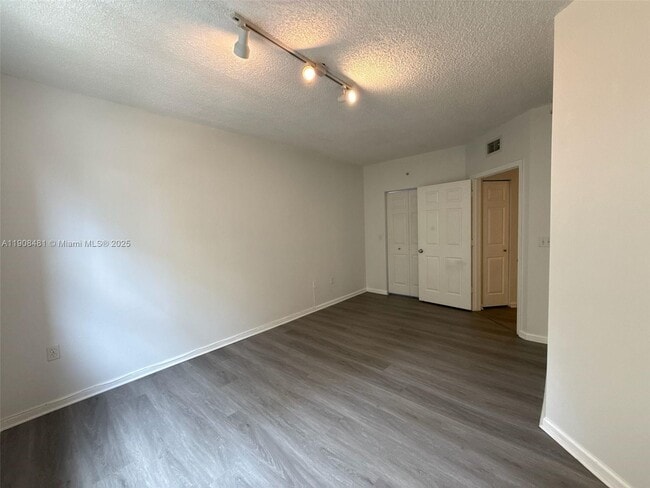 Building Photo - 17100 N Bay Rd