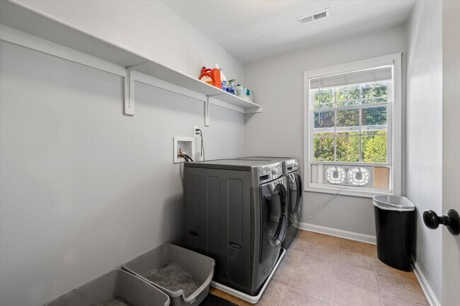 Building Photo - Gorgeous 5 Bed 3.5 Bathroom in Stafford, VA