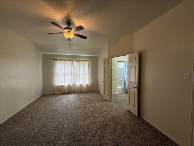 Building Photo - 916 Whitehall Dr