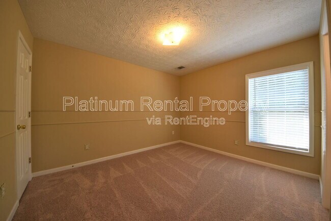 Building Photo - 950 Hillary Ln