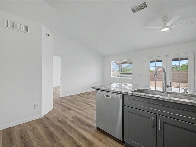 Building Photo - 3 bedroom, 2 bath, Garage