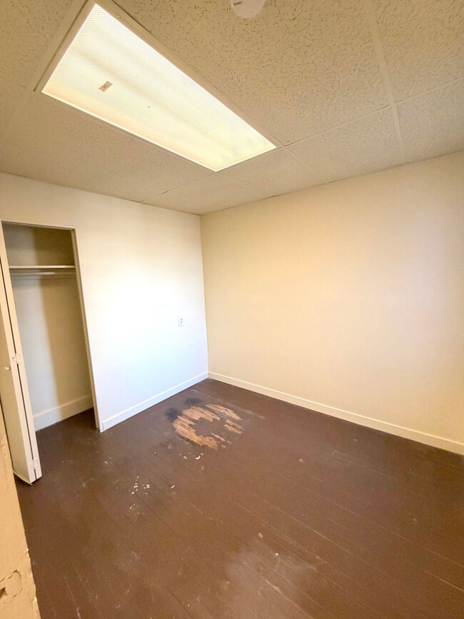 Building Photo - 631 E Madison St