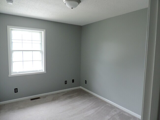 Building Photo - A Spacious 3 Bedroom Home in a Great Locat...