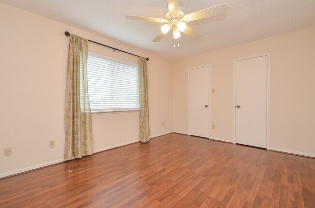 Building Photo - 2209 Bauer Dr