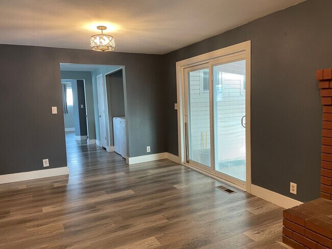 Building Photo - 4 Bedroom 2 bath 2 car garage